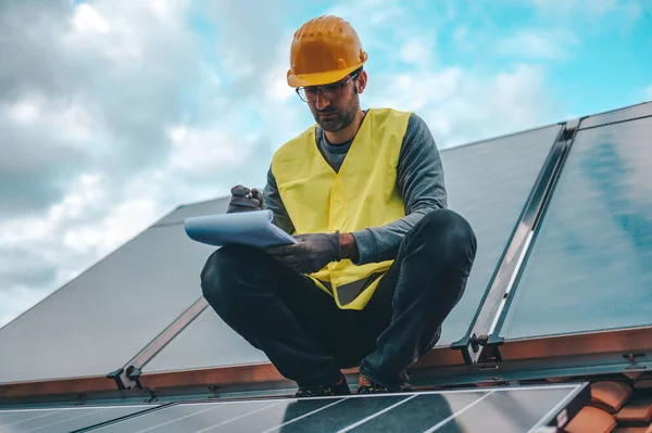 Homme Travaille Sur Les Énergies Renouvelables Avec Panneau Solaire Pour — Photo