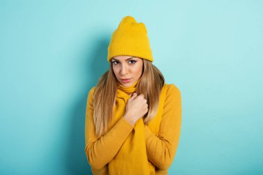 Kız soğuk algınlığına yakalanmamak için üstünü örtüyor.