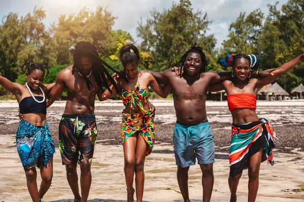 Kenijscy Przyjaciele Tańczą Plaży Typowymi Miejscowymi Ubraniami — Zdjęcie stockowe