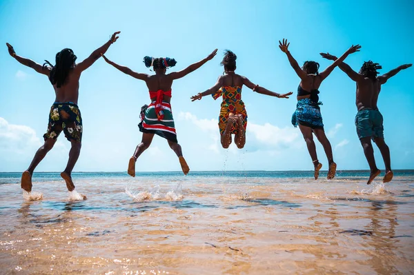 Κενυάτες Φίλοι Πηδούν Στην Παραλία Τυπικά Τοπικά Ρούχα — Φωτογραφία Αρχείου