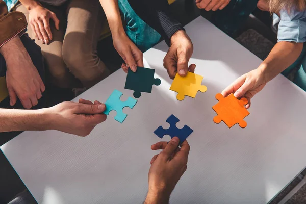 Geschäftsleute Verbinden Puzzleteile Als Integration Und Start — Stockfoto