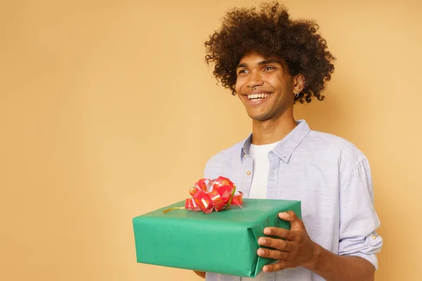 Ευτυχισμένος Άνθρωπος Είναι Έτοιμος Δώσει Ένα Χριστουγεννιάτικο Δώρο — Φωτογραφία Αρχείου