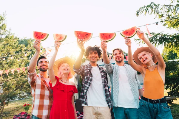 Grupp Vänner Äter Färsk Vattenmelon Tillsammans — Stockfoto