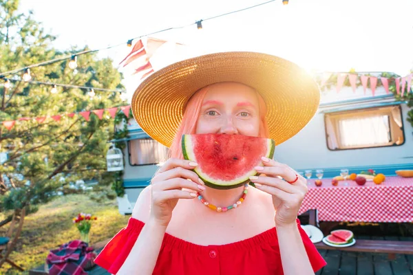 Vrouw Eet Een Verse Watermeloen Tijdens Een Picknick — Stockfoto