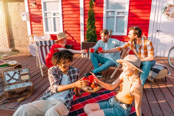一群朋友在炎热的天气里在户外野餐 — 图库照片