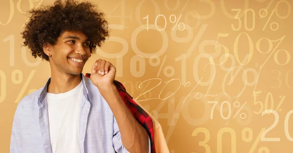 Szczęśliwy Afro Szczęśliwy Człowiek Kupić Ubrania Sklepie — Zdjęcie stockowe