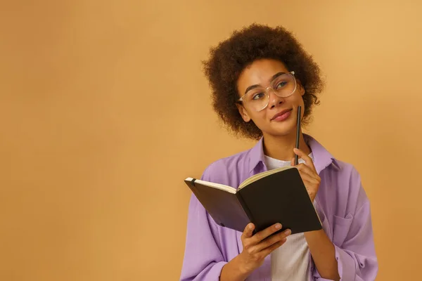Afro Vrouw Denkt Iets Met Boek Hand — Stockfoto