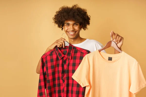 Χαρούμενος Αφρο Χαρούμενος Άντρας Αγόρασε Ρούχα Ένα Κατάστημα — Φωτογραφία Αρχείου