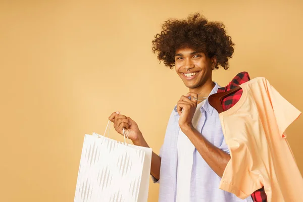 Счастливый Афро Счастливый Человек Покупает Одежду Магазине — стоковое фото