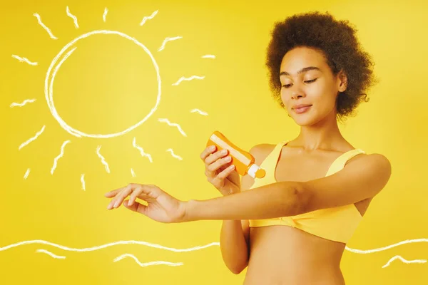 Woman Girl Spreads Sunscreen Protect Herself Hard Sun — Stock Photo, Image