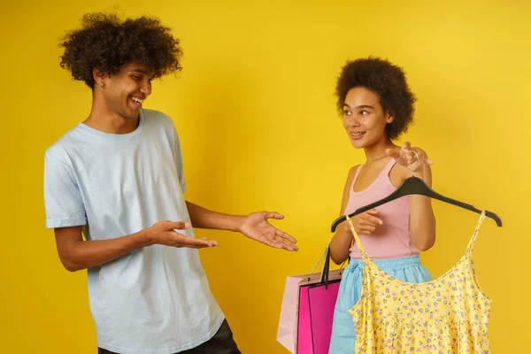 Счастливая Афро Женщина Покупает Одежду Магазине — стоковое фото