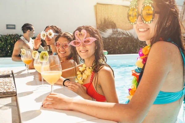 Gruppe Von Freunden Badeanzug Trinken Einen Cocktail — Stockfoto