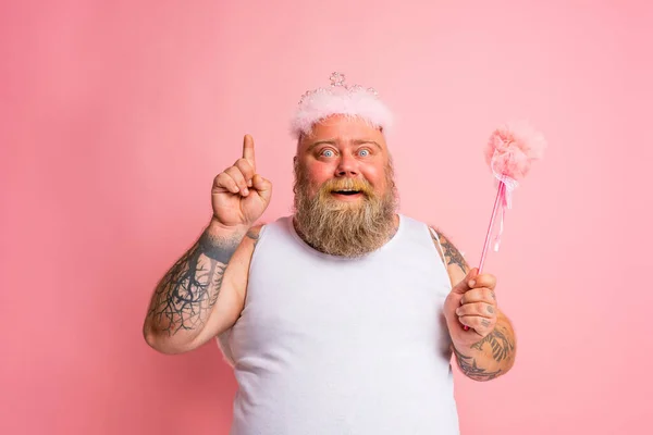 Dicker Mann Mit Tattoos Und Bart Wirkt Wie Eine Zauberfee — Stockfoto