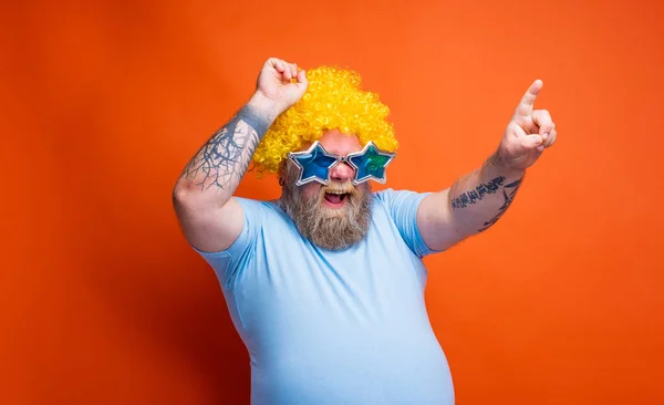 Amazed Man Beard Tattoos Sunglasses Dances Music — Stock Photo, Image