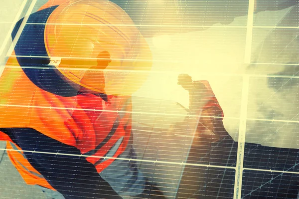Männer Bei Der Arbeit Mit Sicherheitsvorrichtungen Zur Montage Von Sonnenkollektoren — Stockfoto