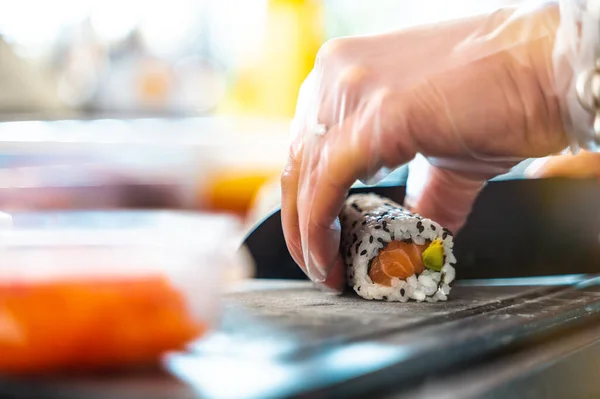 Aproape Gustoase Japoneze Uramaki Sushi — Fotografie, imagine de stoc