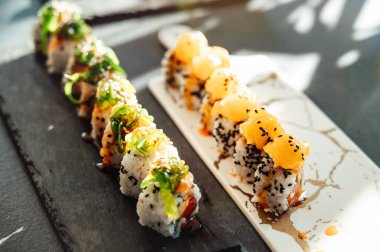 Lezzetli Japon uramaki suşisine yakın çekim.