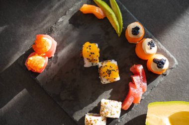 Lezzetli Japon uramaki suşisine yakın çekim.