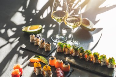 Lezzetli Japon uramaki suşisine yakın çekim.