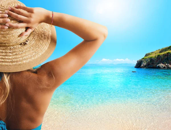 Woman Summer Vacation Isolated Beach — Stock Photo, Image