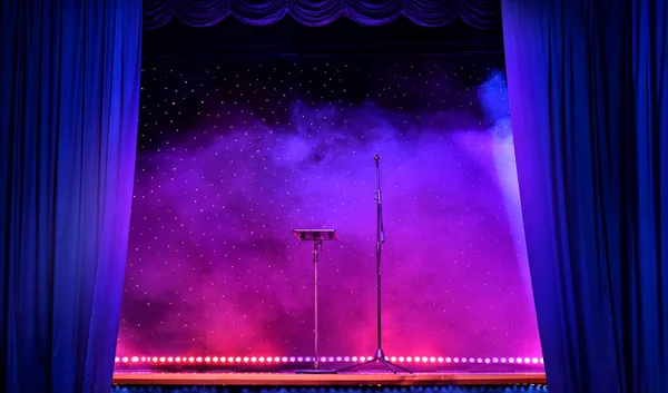 Renkli Spot Işıkları Mikrofonlu Tiyatro Gösterisi — Stok fotoğraf