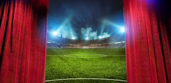 剧场的窗帘显示一个足球场已准备好迎接足球赛 — 图库照片