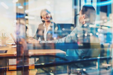 Ofiste birlikte çalışan iş adamlarının iki katına çıkarılması