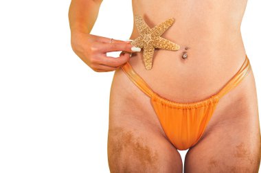 Yaza hazır bir kadın bir denizyıldızı tutar