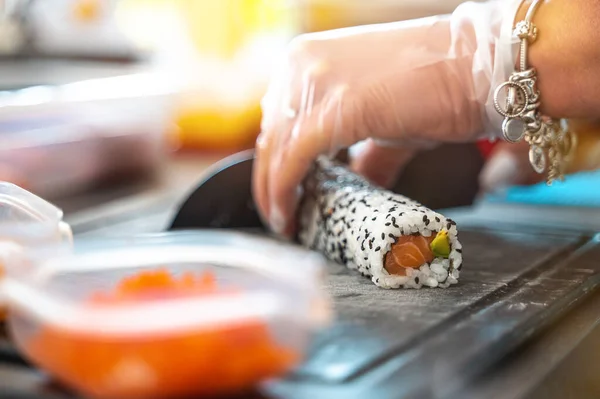 Primer Plano Sabroso Sushi Uramaki Japonés — Foto de Stock