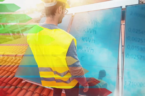Człowiek Kasku Montuje Panel Słoneczny Gorącą Wodę Dachu — Zdjęcie stockowe