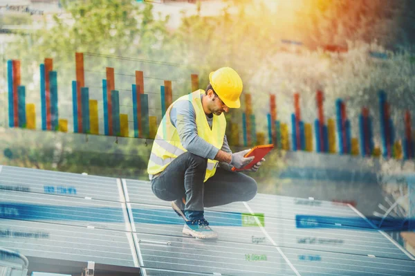 Pracownicy Montują System Panelem Słonecznym Elektryczności Pomocą Tabletu — Zdjęcie stockowe