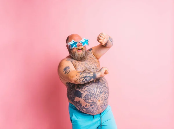 Человек Бородой Татуировками Солнцезащитными Очками Танцует Музыку — стоковое фото