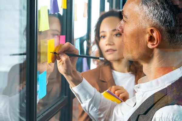 Team Glücklicher Menschen Arbeitet Büro Als Teamwork Und Partner Zusammen — Stockfoto