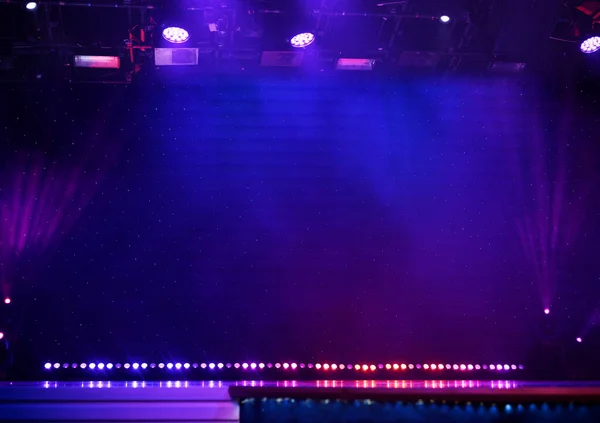 柔らかな光と煙のエレガントな劇場の舞台 — ストック写真