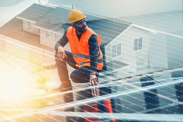 Homem Trabalho Com Dispositivos Segurança Para Montar Painéis Solares — Fotografia de Stock