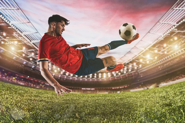 スタジアムのフライでボールをキックする選手とサッカーシーン — ストック写真