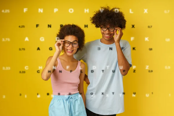 Çiftin Gözlüklerle Görme Sorunu Var — Stok fotoğraf