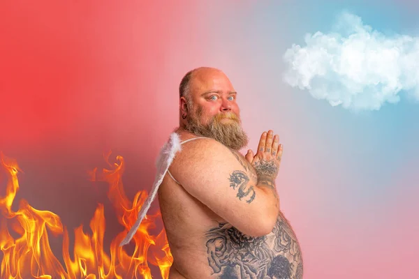Mann Mit Bart Tattoos Und Flügeln Wirkt Wie Ein Engel — Stockfoto