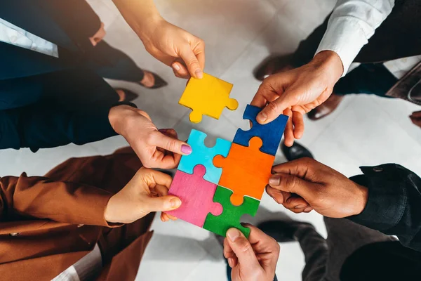 Geschäftsleute Verbinden Puzzleteile Als Integration Und Start — Stockfoto