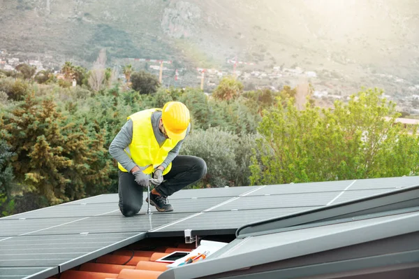 Pracovníci Montovat Systém Solárním Panelem Pro Elektřinu — Stock fotografie