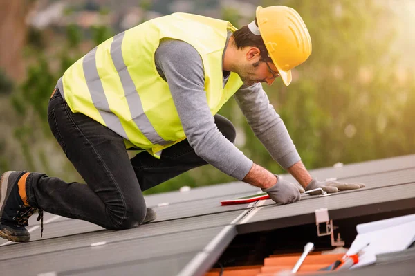 Pracownicy Montują System Panelem Słonecznym Dla Energii Elektrycznej — Zdjęcie stockowe