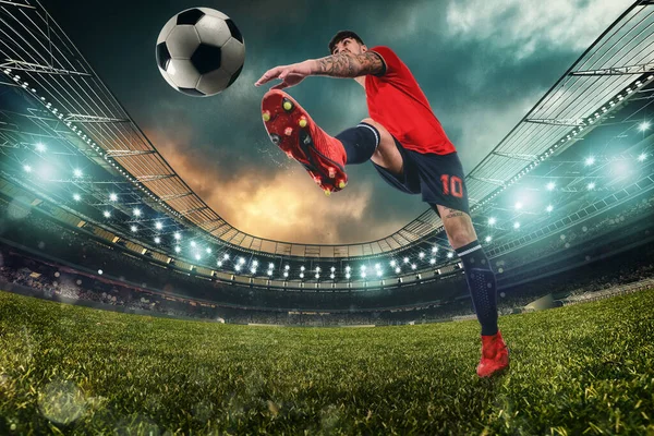 Futbolcu Stadyumda Topa Güçlü Bir Şekilde Vuruyor — Stok fotoğraf