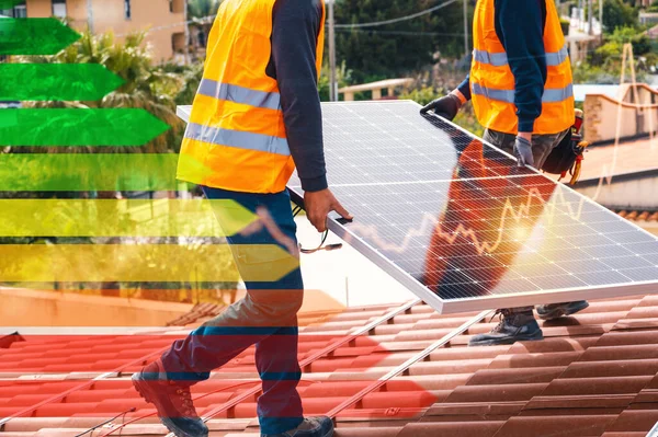 Trabajadores Montan Sistema Con Panel Solar Para Electricidad Agua Caliente —  Fotos de Stock