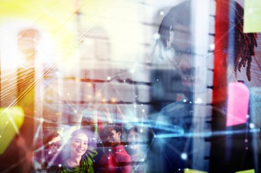 Işık efektleri ile iş adamları arasında anlaşma