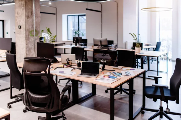 Moderner Büroarbeitsplatz Mit Schreibtisch Und Laptop — Stockfoto