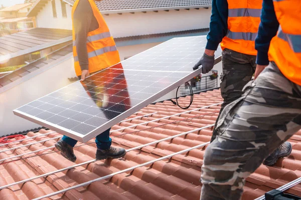 Arbeiter Montieren Anlage Mit Solarzellen Für Strom Und Warmwasser — Stockfoto