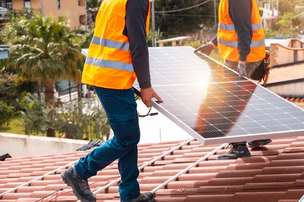 Pracownicy Montują System Panelem Słonecznym Elektryczności Ciepłej Wody — Zdjęcie stockowe