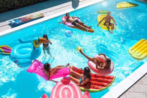 Group Friends Swimsuit Pool Getting Tan — Stock Photo, Image