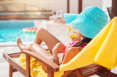 Mayolu arkadaşlar kokteyl içerler.