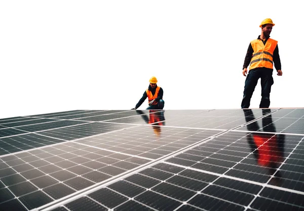 带太阳能电池板的工人组装系统 — 图库照片